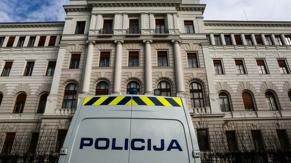 - 14.02.2019 - simbolična fotografija - Vrhovno sodi&scaron;če RS - Policija - pravosodje - pravo - pravičnost - pravica - pravni sistem - tožilstvo - sodna oblast - sodi&scaron;ča -//FOTO: Luka Cjuha.