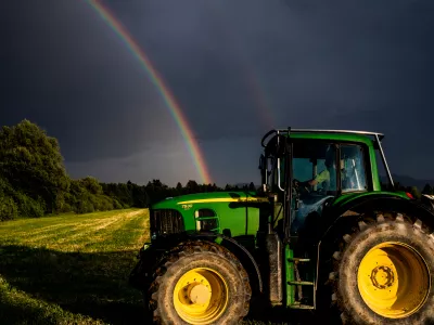 Simboloična fotografija, kmerijstvo, traktor, obdelava zemlje.- 11.06.2021 - Mavrica nad ljubljanskim barjem //FOTO: Bojan Velikonja