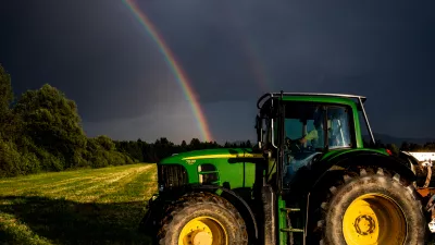 Simboloična fotografija, kmerijstvo, traktor, obdelava zemlje.- 11.06.2021 - Mavrica nad ljubljanskim barjem //FOTO: Bojan Velikonja