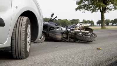Voznik avtomobila je iz neznanega razloga zapeljal na nasprotni pas. Slika je simbolična.