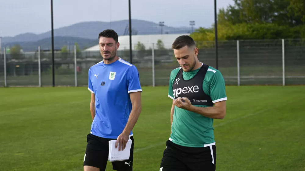 trener Olimpije Albert RIERA (levo), Timi Max El&scaron;nik- 27.07.2022 &ndash; Nogometni klub NK Olimpija &ndash; trening pred povratno tekmo proti romunskemu Sepsiju v kvalifikacijah za konferenčno ligo //FOTO: Nik Erik Neubauer