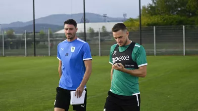 trener Olimpije Albert RIERA (levo), Timi Max El&scaron;nik- 27.07.2022 &ndash; Nogometni klub NK Olimpija &ndash; trening pred povratno tekmo proti romunskemu Sepsiju v kvalifikacijah za konferenčno ligo //FOTO: Nik Erik Neubauer