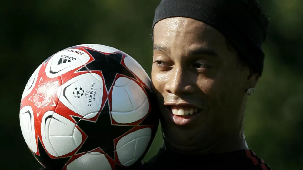 AC Milan's Ronaldinho controls the ball during a training session at the Milanello training centre in Carnago, northern Italy, July 6, 2009. REUTERS/Alessandro Garofalo (ITALY SPORT SOCCER)