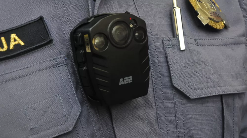 kamera na policijski uniformi, policija, kamera, uniforma, hrva&scaron;ka