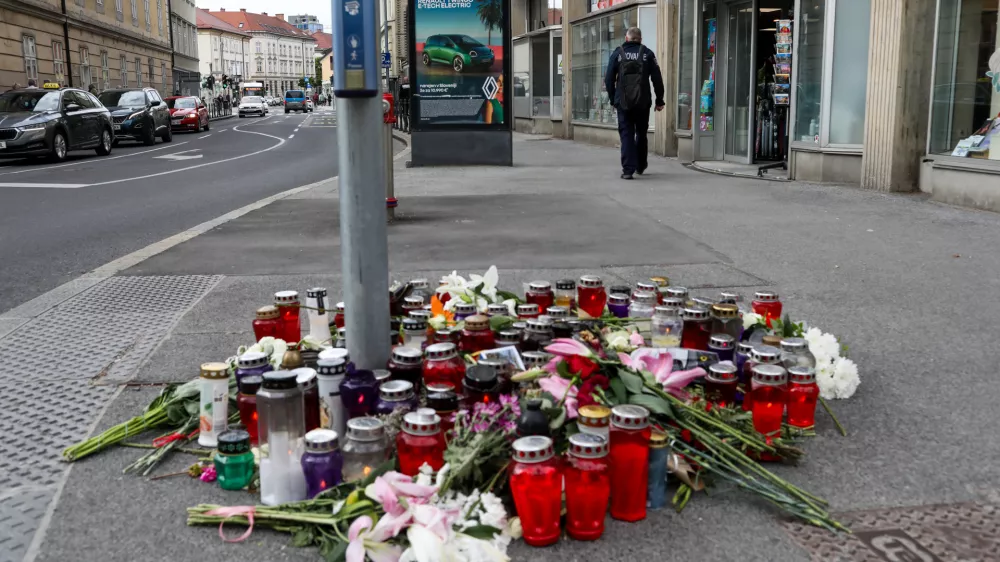 - 19.05.2026. - Prižgane sveče na križi&scaron;ču Poljanske in Kopitarjeve ulice kjer se je zgodila prometna nesreča s smrtnim izidom, ko je mestni avtobus LPP do smrti povozil mladoletno dekle.//FOTO: Bojan Velikonja