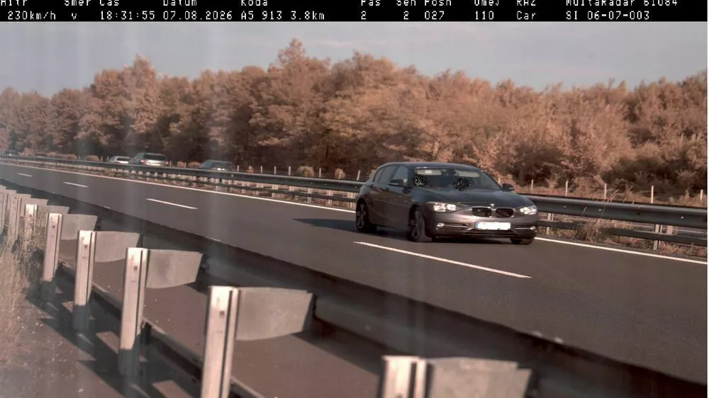 Voznik začetnik je po pomurski avtocesti divjal s hitrostjo 230 km/h. 