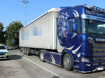 Policisti so zasegli tovornjak, v katerem je srbski državljan med p&scaron;enico prevažal 99 tujcev. 