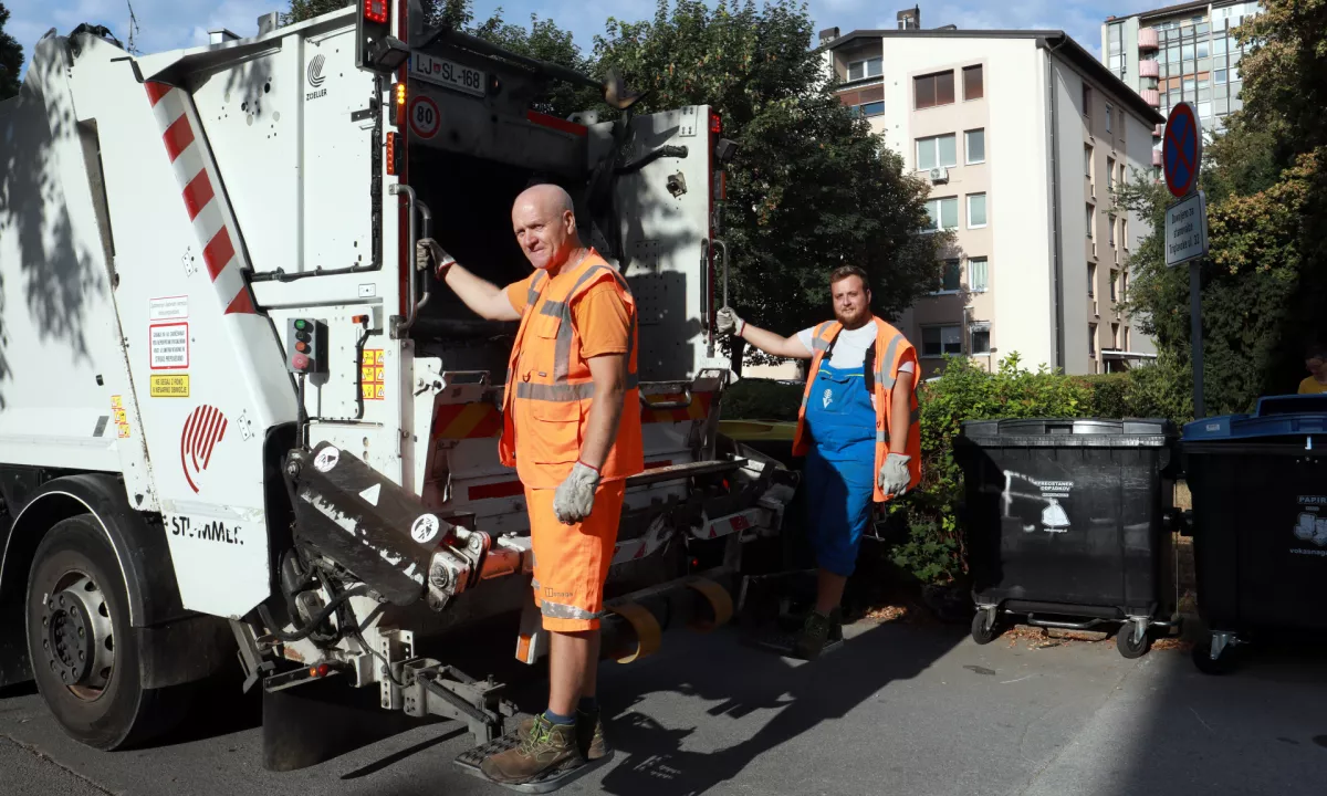 Njihov delovnik se začne, ko mesto še spi: Kako je videti dan ljubljanskih smetarjev?