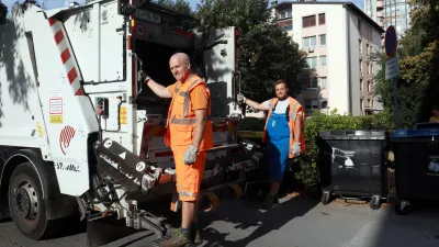 Njihov delovnik se začne, ko mesto še spi: Kako je videti dan ljubljanskih smetarjev?