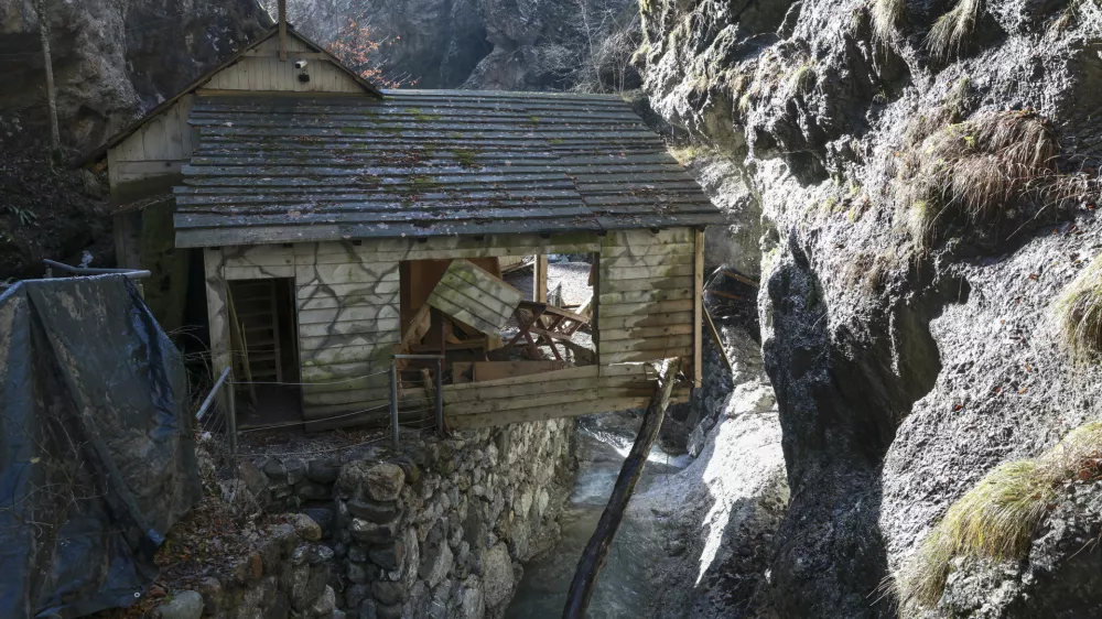 - 18.12.2023 &ndash; Partizanska bolnica Franja - soteska Pasice pri Cerknem - obnova v povodnji in vetrolomu uničene dostopne poti in po&scaron;kodovanih večina barak //FOTO: Jaka Gasar