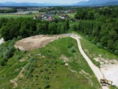 V Komendi pospe&scaron;ujejo odkup zemlji&scaron;č za gradnjo suhega zadrževalnika
