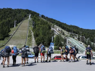 (REPORTAŽA) Po prenovi velikanke &scaron;e poglobitev letalnice