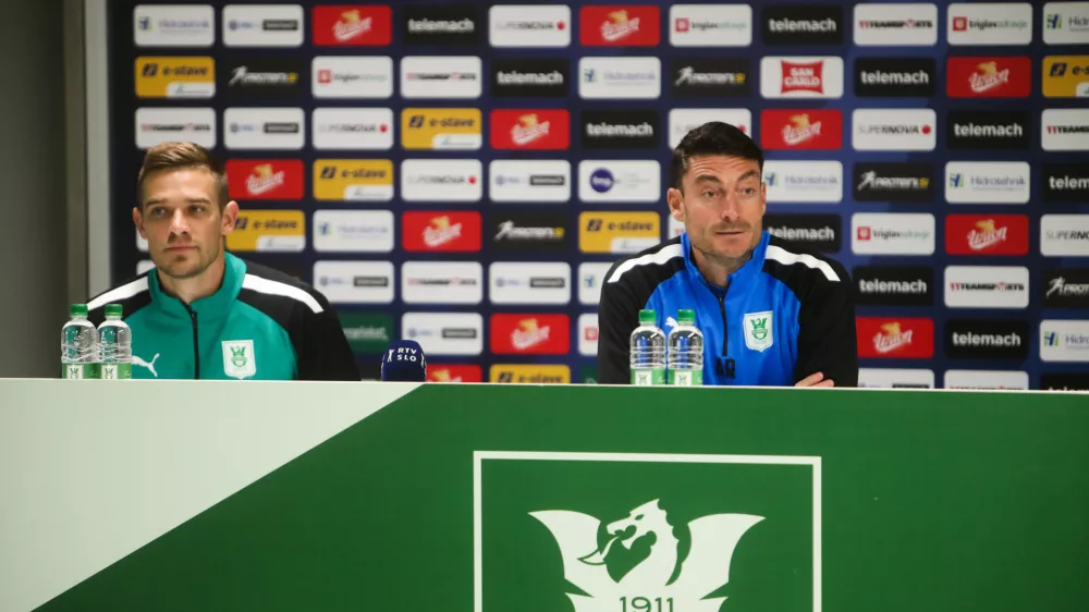 Timi Max El&scaron;nik (levo), trener Olimpije Albert Riera - 13.10.2022 &ndash; Nogometni klub NK Olimpija &ndash; trening pred derbijem z Mariborom v 13. krogu Prve lige Telemacha  //FOTO: Bojan Velikonja