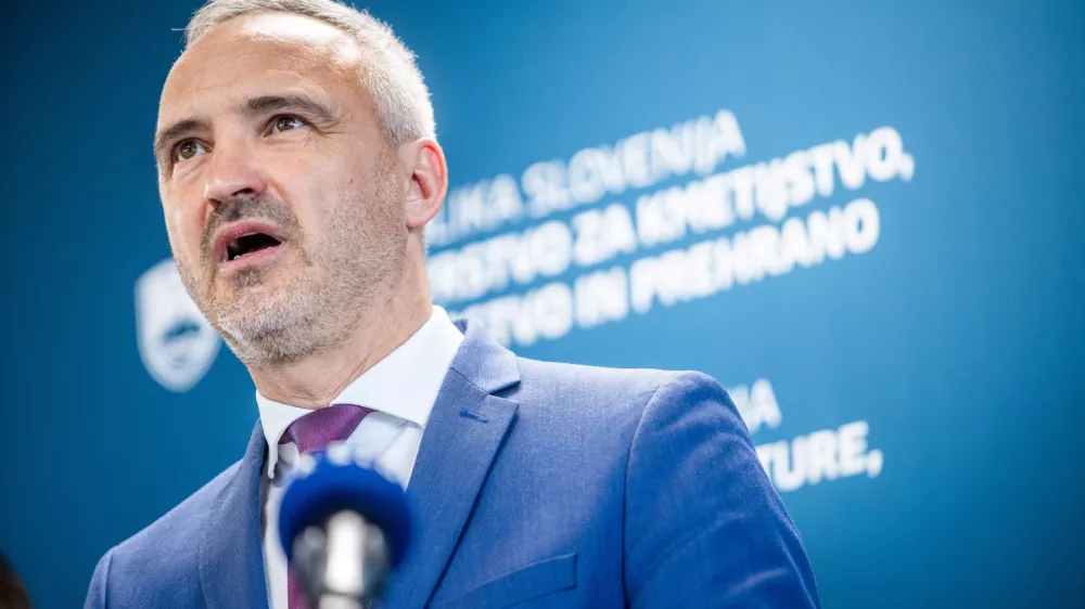 Ljubljana, Ministrstvo za kmetijstvo.Izjava ministra za kmetijstvo Janeza Ciglerja Kralja.