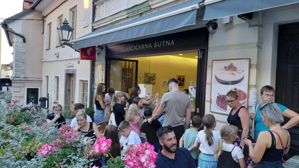 Sla&scaron;čičarna na &Scaron;utni je bila minuli petek, kot vedno, polno zasedena. F Tri generacije, ena zgodba in sladoled, ki navdu&scaron;uje