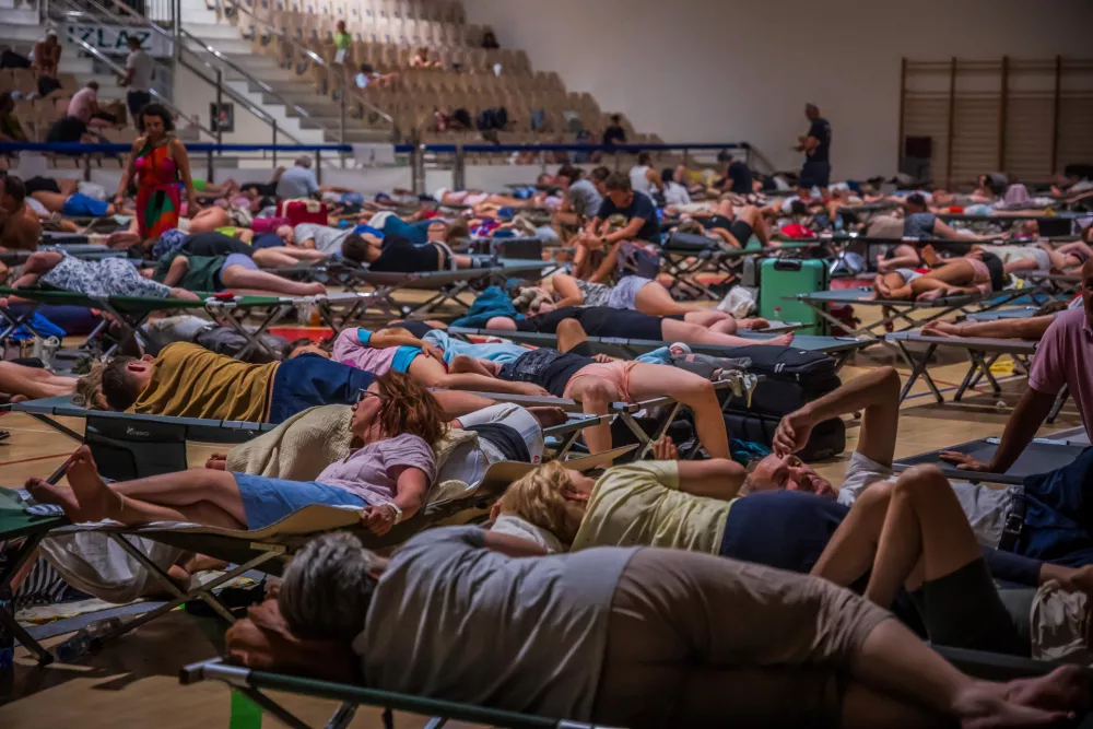 13.08.2026., Omis: Prihvatni centar u sportskoj dvorani Ribnik. Mjesto gdje su smjesteni evakuirani stanovnici i turisti. Photo: Zvonimir Barisin/PIXSELL