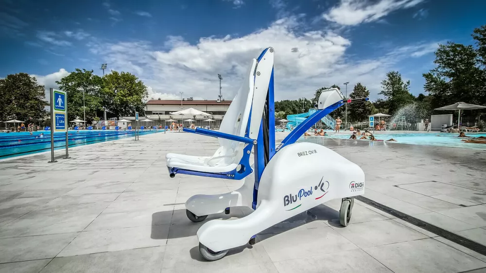Novo bazensko dvigalo bo omogočilo uporabo bazena tudi invalidnim osebam. Foto: Občina Domžale