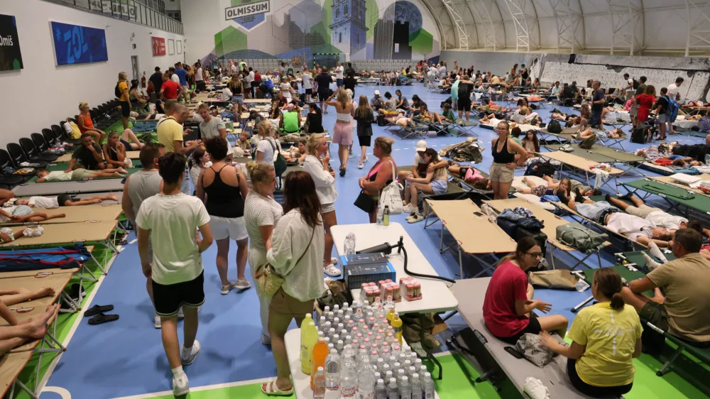 Residents and tourists evacuated from a wildfire gather inside a sports hall in Omis, southern Croatia early Friday, Aug. 14, 2026. (AP Photo/Jakov Prkic) / Foto: Jakov Prkic