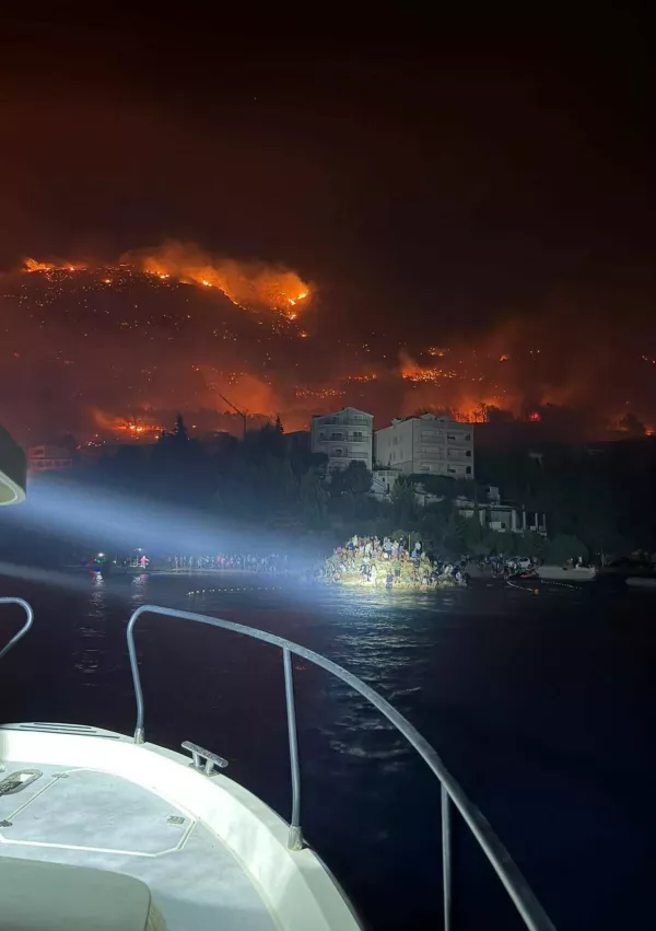 Ljudje so se zatekli celo na plastična igrala, re&scaron;evali so jih s čolni. / Foto: Lu&scaron;ka Kapitanija