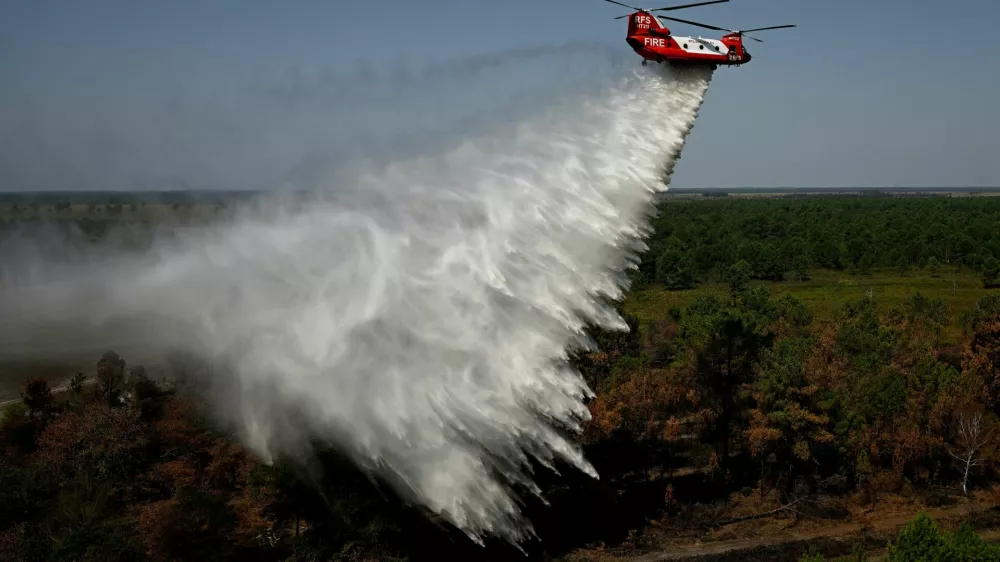 An Australian New South Wales Rural Fire Service (RFS) CH-47D Chinook water-bombing helicopter drops water over a pine massif during an exercise on the eve of its operational launch, near Captieux, south-western France, August 12, 2026.   PHILIPPE LOPEZ/Pool via REUTERS