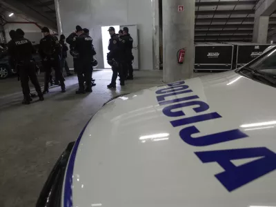 simbolična fotografija - policija v Stožicah- nogomet - Olimpija: Maribor, Prva liga  zaostala tekma, 4. kroga:- nogometa&scaron;i ljubljanske Olimpije so izgubili proti Mariboru z 0:3 (0:1).         //FOTO: Luka Cjuha
