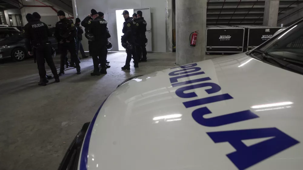 simbolična fotografija - policija v Stožicah- nogomet - Olimpija: Maribor, Prva liga  zaostala tekma, 4. kroga:- nogometa&scaron;i ljubljanske Olimpije so izgubili proti Mariboru z 0:3 (0:1).         //FOTO: Luka Cjuha