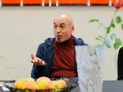 Ljubljana, Lutkovno gledalisce Ljubljana. Novinarska konferenca pred premiero predstave Kamni avtorjev Toma Lycosa in Stefa Nantsoua v reziji Ivice Simic. Prevajalec Darko Čuden. Foto: Daniel Novakovic/STA
