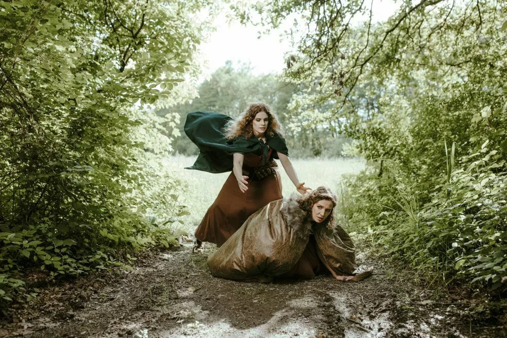 Pia in Tina Skvarča. Draigvala, Foto: Ana Gregorič