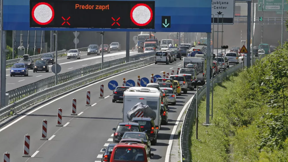 -Zastoji na avtocesti &Scaron;entvid &ndash; Koseze-Predor &Scaron;entvid je zaprt v obe smeri//FOTO: Luka CjuhaOPOMBA: ZA OBJAVO V ČASOPISU DNEVNIK