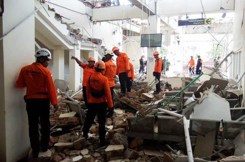 Rescuers inspect a heavily-damaged building at L. Say port following an earthquake in Maumere, Sikka, East Nusa Tenggara province, Indonesia, August 15, 2026. REUTERS/Willy Kurniawan