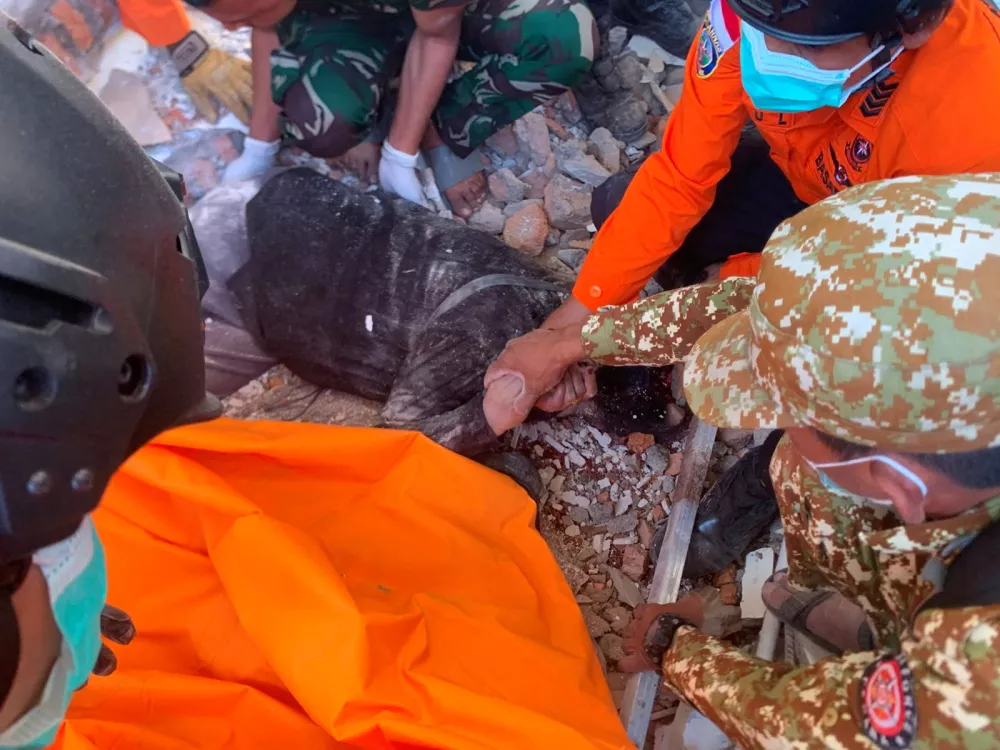 Rescuers evacuate a person from a heavily-damaged building at L. Say port, following an earthquake, in Sikka, East Nusa Tenggara province, Indonesia, August 15, 2026. Indonesian Search and Rescue Agency (Basarnas)/ Handout via REUTERS ATTENTION EDITORS - THIS IMAGE HAS BEEN SUPPLIED BY A THIRD PARTY. MANDATORY CREDIT. NO RESALES. NO ARCHIVES.