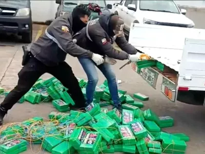 Na tovornjaku so naredili dvojno dno. / Foto: Ekvadorska Policija