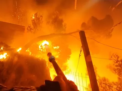Prizor iz posnetka. Gasilci so tako rekoč v sredi&scaron;ču ognja. / Foto: Zajem Zaslona/youtube