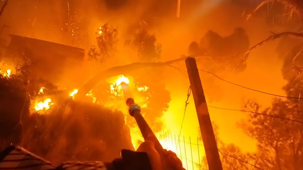 Prizor iz posnetka. Gasilci so tako rekoč v sredi&scaron;ču ognja. / Foto: Zajem Zaslona/youtube