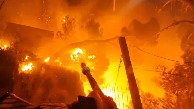 Prizor iz posnetka. Gasilci so tako rekoč v sredi&scaron;ču ognja. / Foto: Zajem Zaslona/youtube