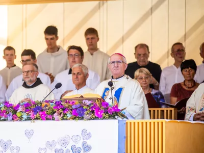 Brezje, bazilika Marije Pomagaj.Osrednja praznicna masa ob prazniku Marijinega vnebovzetja, ki jo je daroval ljubljanski nadskof metropolit Stanislav Zore. Med maso so s posebno molitvijo obnovili izrocitev slovenskega naroda Materi Bozji.