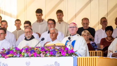Brezje, bazilika Marije Pomagaj.Osrednja praznicna masa ob prazniku Marijinega vnebovzetja, ki jo je daroval ljubljanski nadskof metropolit Stanislav Zore. Med maso so s posebno molitvijo obnovili izrocitev slovenskega naroda Materi Bozji.