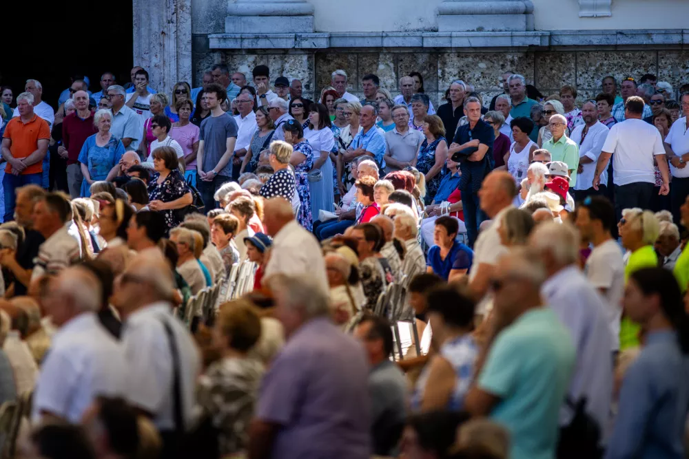 Brezje, bazilika Marije Pomagaj.Osrednja praznicna masa ob prazniku Marijinega vnebovzetja, ki jo je daroval ljubljanski nadskof metropolit Stanislav Zore. Med maso so s posebno molitvijo obnovili izrocitev slovenskega naroda Materi Bozji.