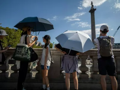 Dežniki so postali skoraj obvezna oprema tudi na sončnih poletnih potepanjih po evropskih mestih. / Foto: Profimedia