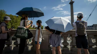 Dežniki so postali skoraj obvezna oprema tudi na sončnih poletnih potepanjih po evropskih mestih. / Foto: Profimedia