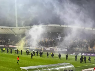 Prekinitev tekme Olimpija - Maribor / Foto: Miha Dajčman, Večer