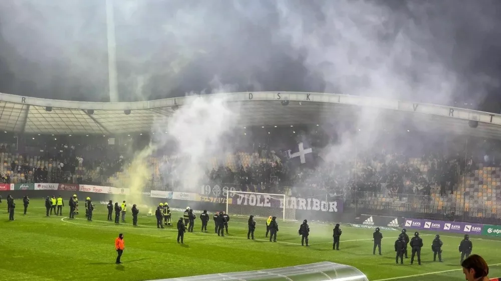 Prekinitev tekme Olimpija - Maribor / Foto: Miha Dajčman, Večer