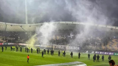 Prekinitev tekme Olimpija - Maribor / Foto: Miha Dajčman, Večer