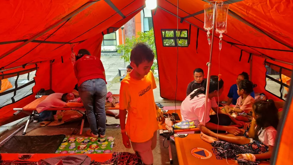 People receive treatment at a regional hospital following an earthquake in Maumere, Sikka, East Nusa Tenggara province, Indonesia August 15, 2026. REUTERS/Stringer