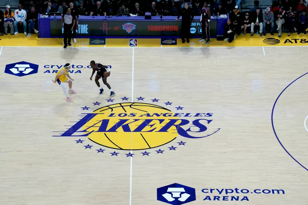 FILE PHOTO: Feb 20, 2026; Los Angeles, California, USA; A general overall view as LA Clippers guard Kris Dunn (8) dribbles the ball against Los Angeles Lakers guard Austin Reaves (15) on the Lakers logo at midcourt in the first half at Crypto.com Arena. Mandatory Credit: Kirby Lee-Imagn Images/File Photo / Foto: Kirby Lee