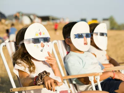 Otroci so med najbolj izpostavljenimi za po&scaron;kodbe ob neposrednem gledanju v sonce. / Foto: Profimedia