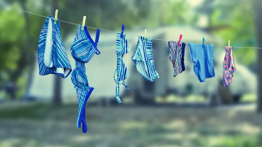 Najbolj&scaron;a preventiva je, da kopalke povsem posu&scaron;imo. To velja tudi za vodne rekvizite in podobno. / Foto: Istock