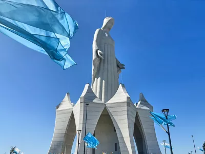 Flags wave in the wind in front of an enormous statue of the Virgin Mary that is believed to be Europe's tallest during the inauguration in the village Konotopie, Poland, Saturday, Aug. 15, 2026. (AP Photo/Claudia Ciobanu) / Foto: Claudia Ciobanu