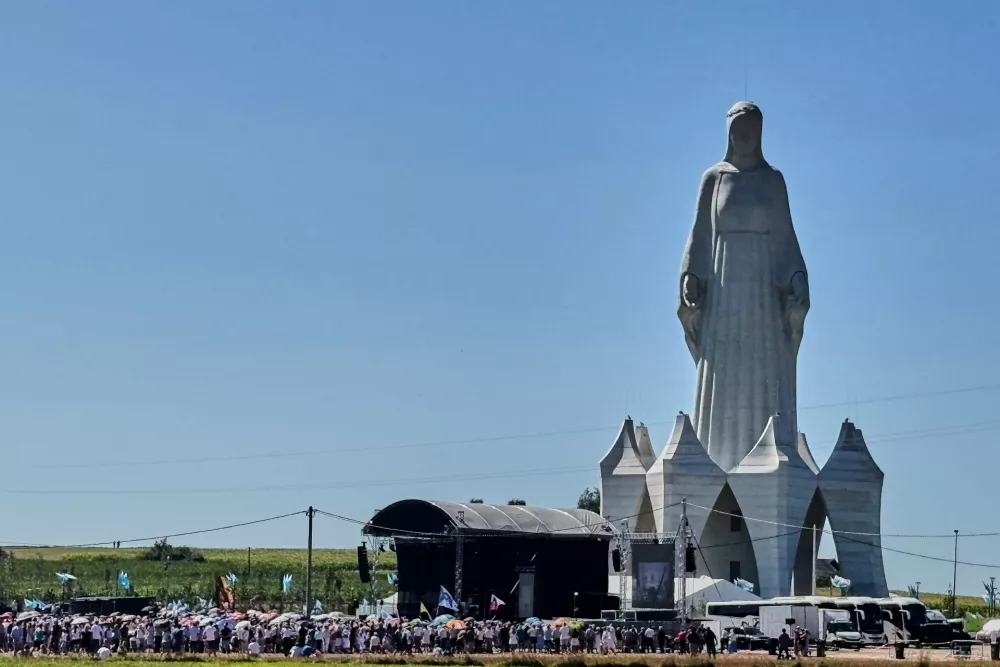 People gather near an enormous statue of the Virgin Mary that is believed to be Europe's tallest during the inauguration in the village Konotopie, Poland, Saturday, Aug. 15, 2026. (AP Photo/Claudia Ciobanu) / Foto: Claudia Ciobanu