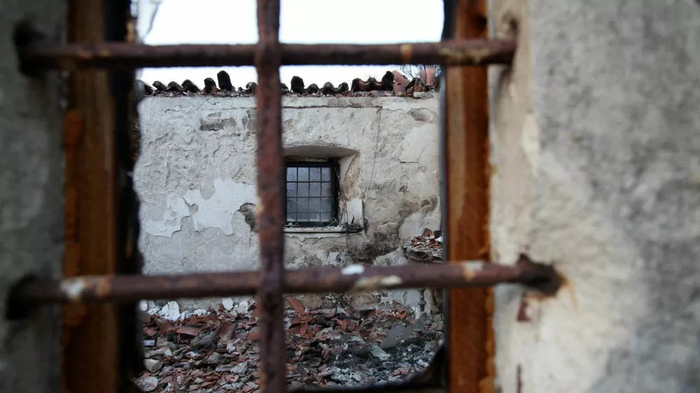 Remains of the collapsed roof of the burned St. Peter and Paul's Church at the village cemetery in Potomje, following a wildfire that swept through the Peljesac peninsula, Croatia, August 14, 2026. REUTERS/Amel Emric REFILE - UPDATING CHURCH NAME   TPX IMAGES OF THE DAY / Foto: Amel Emric
